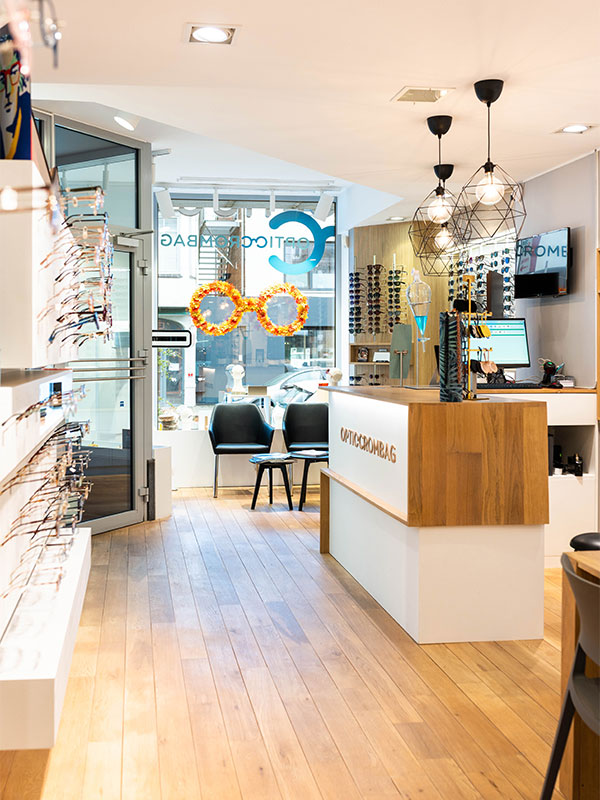Une photo lumineuse et chaleureuse de l'int&eacute;rieur de la boutique Optic Crombag