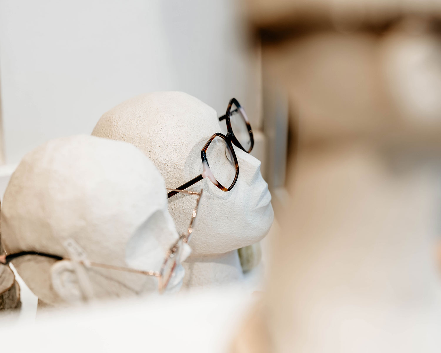 Focus sur un mannequin portant une paire de lunette de vue
