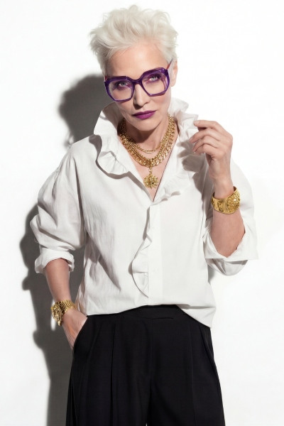 Zoom sur le visage d'une jeune femme portant des lunettes de vue