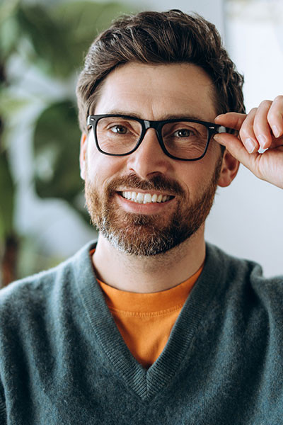 monsieur portant des lunettes de vue 