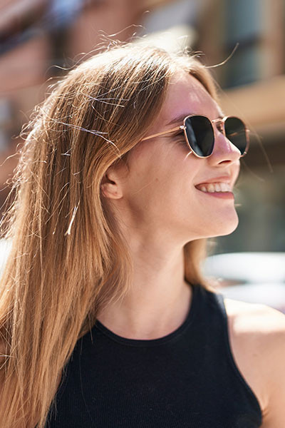 fille portant des lunettes de soleil et regardant vers le haut 