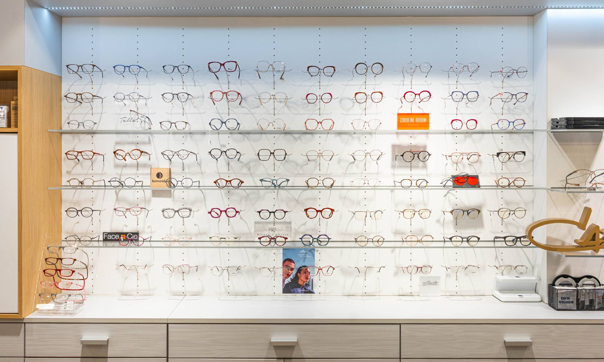 présentoirs avec plein de lunette de tous style exposées 