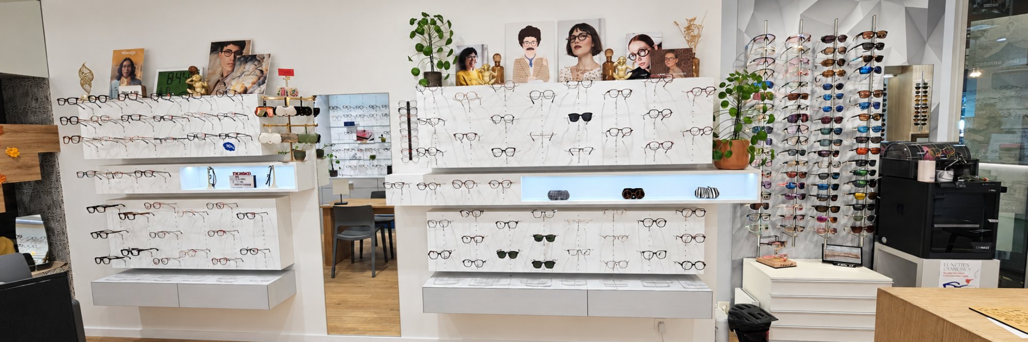 présentoirs vue de long avec des lunettes optique