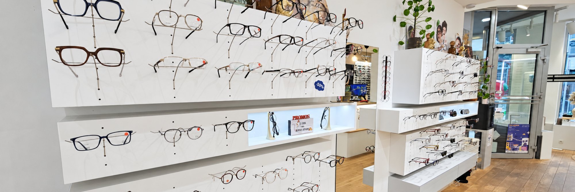 présentoirs vue de long avec des lunettes optique