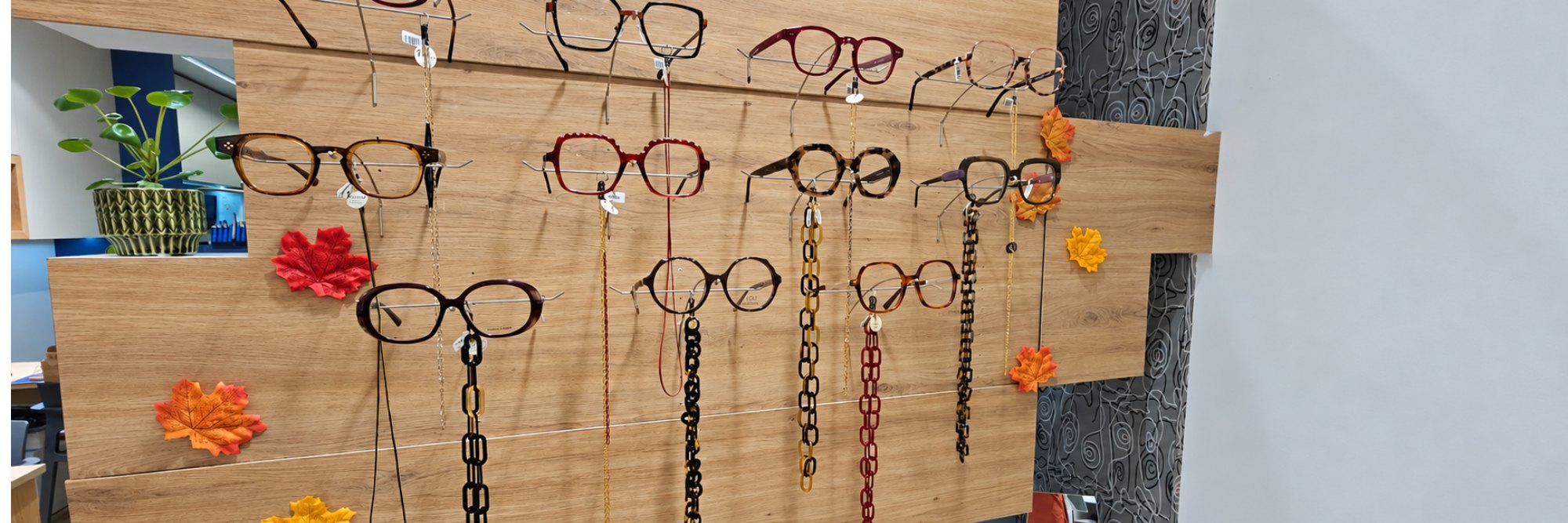 présentoirs vue de long avec des lunettes optique