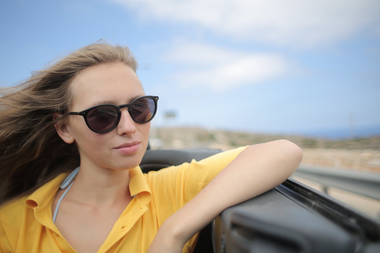 femme en voiture qui porte des lunettes de soleil